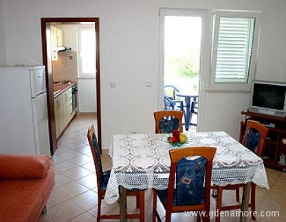 Апартаменти & # 34; Джузелови двори & # 34;, частни квартири в града Vodice, Хърватия